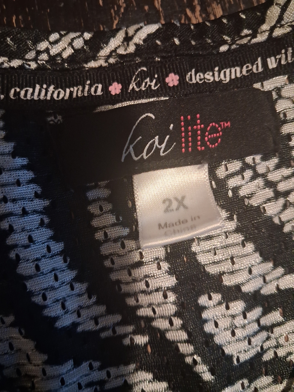 Koi Lite Women’s Scrub Shirt in Black and White - 2X